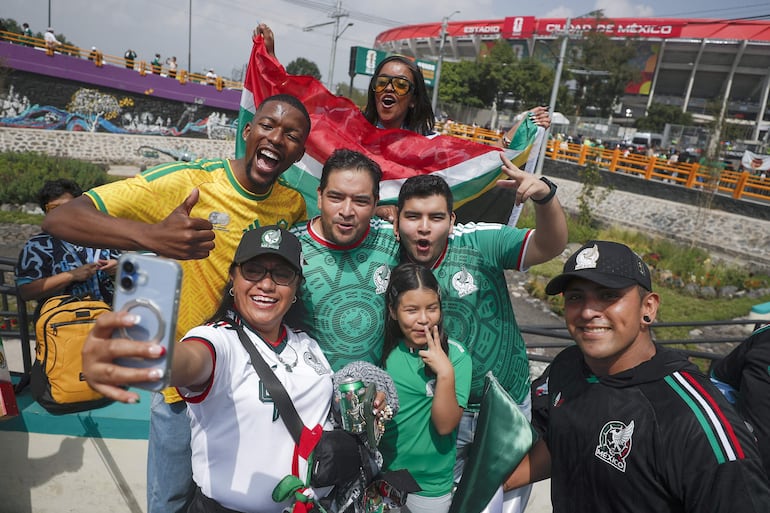 Aficionados animan previo a la inauguración del Mundial de la FIFA 2026 este jueves, en el estadio Ciudad de México (México).