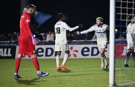 El paraguayo del Estrasburgo, Julio Enciso, celebra tras marcar el sexto gol de su equipo en el partido por Copa de Francia entre el US Avranches y el RC Estrasburgo, en el estadio René-Fenouillère de Avranches.