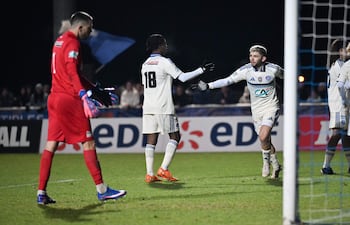 El paraguayo del Estrasburgo, Julio Enciso, celebra tras marcar el sexto gol de su equipo en el partido por Copa de Francia entre el US Avranches y el RC Estrasburgo, en el estadio René-Fenouillère de Avranches.