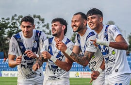 El extremo de Sportivo Amelinao, Elvio Vera felicitado por sus compañeros tras anotar un gol en el torneo Clausura 2025.