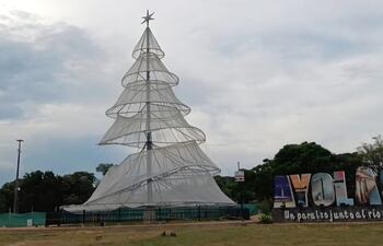 Una fuerte ráfaga de viento causó daños importantes a la estructura del árbol navideño gigantesco.