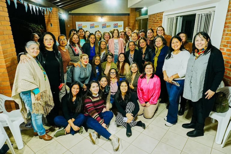 Soledad Núñez en el comando femenino de su campaña.