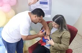 Vacunan a un bebé de 10 días de vida para prevenir la bronquiolitis durante el lanzamiento de la campaña en el Hospital Regional de Pedro Juan Caballero.