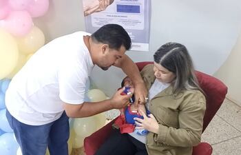 Vacunan a un bebé de 10 días de vida para prevenir la bronquiolitis durante el lanzamiento de la campaña en el Hospital Regional de Pedro Juan Caballero.