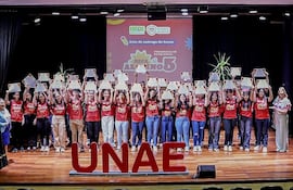 Excelencia educativa: entregan 40 becas a estudiantes con promedio 5 absoluto.