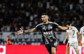 El paraguayo José Florentín, futbolista de Central Córdoba, festeja un gol en el partido frente a San Lorenzo de Almagro por los octavos de final del torneo Clausura 2025 de la Liga Profesional de Argentina en el estadio Único Madre de Ciudades, en Santiago del Estero, Argentina.