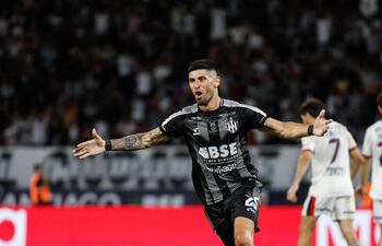 El paraguayo José Florentín, futbolista de Central Córdoba, festeja un gol en el partido frente a San Lorenzo de Almagro por los octavos de final del torneo Clausura 2025 de la Liga Profesional de Argentina en el estadio Único Madre de Ciudades, en Santiago del Estero, Argentina.