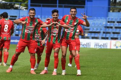 Jorge “Avatar” Núñez celebra el segundo tanto “rojiverde” en medio de Juan Aníbal Roa y el zaguero Claudio Figueredo. APF