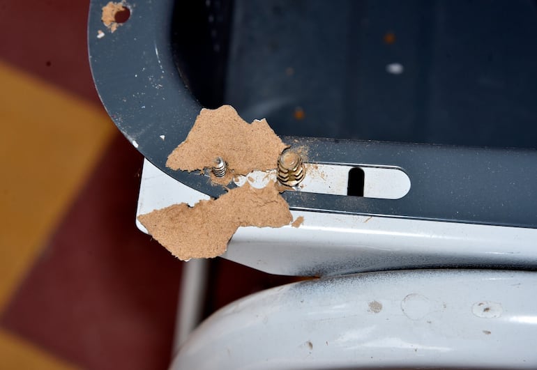 Así están los muebles chinos de Itaipú, luego de menos de un año de su estreno.