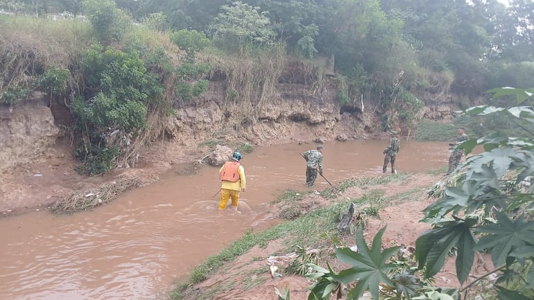 Operativo de búsqueda del niño que fue arrastrado por un raudal en San Lorenzo.