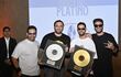 Los integrantes de Los Verduleros posan por los discos de Oro y Platino obtenidos por las reproducciones de sus canciones en las plataformas de streaming.