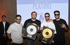 Los integrantes de Los Verduleros posan por los discos de Oro y Platino obtenidos por las reproducciones de sus canciones en las plataformas de streaming.