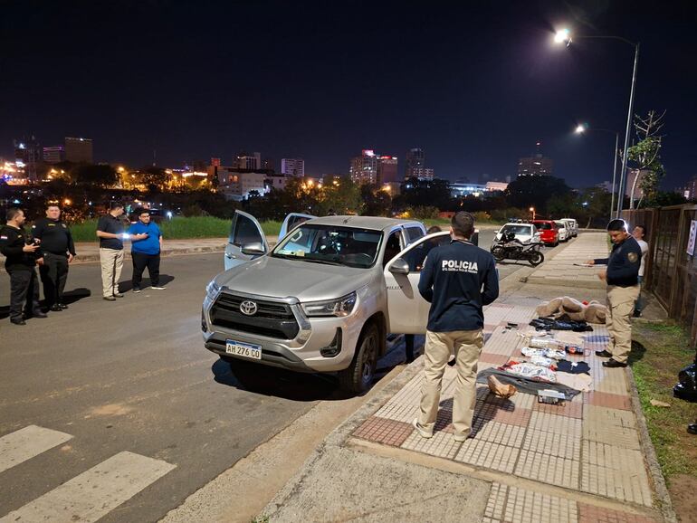 Agentes de Lucha Contra el Crimen Organizado y el departamento Contra la Trata de Personas revisan la camioneta del sospechoso. 