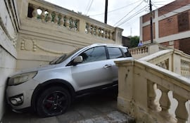 Así quedó el vehículo que intentó escapar de una persecución por la escalinata Antequera.