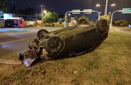 Aparatoso vuelco de vehículo sobre la autopista Silvio Pettirossi.