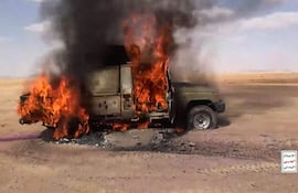Captura de un video publicado por fuerzas hutíes que supuestamente muestra un vehículo militar de las fuerzas del Gobierno yemení en llamas.