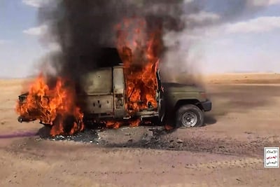 Captura de un video publicado por fuerzas hutíes que supuestamente muestra un vehículo militar de las fuerzas del Gobierno yemení en llamas.