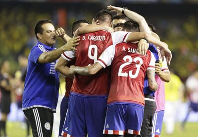 Los jugadores de la selección paraguaya festejan un gol frente a Colombia por las Eliminatorias Sudamericanas 2018 en el estadio Metropolitano, en Barranquilla, Colombia.