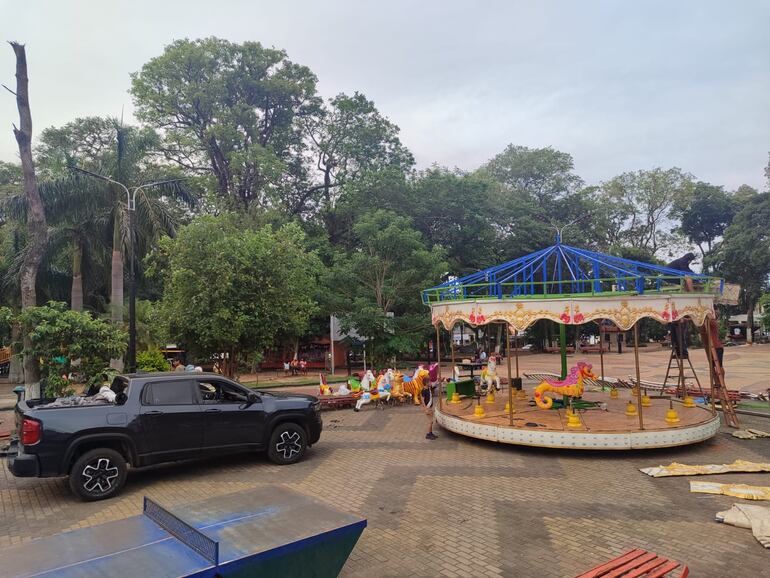Ya están instalados los juegos en la plaza Teniente Fariña para quienes lleguen durante la festividad.