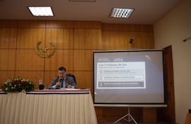 El director de Comunicación de la Corte Suprema de Justicia, Luis Giménez Sandoval, expone los criterios de oro en la información judicial.