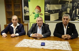 Coronel DEM (R) Félix Balmori Jara; General de División (R) Ramón Alcides Navarro Bordón; y el Coronel DEM (R) Carlos Ramón Galeano Espínola, en la redacción de ABC.