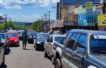 Tramo final del acceso a la zona primaria del Centro de Frontera Encarnación-Posadas. Es el punto preferido de actuación de los “adelantadores” en las filas, mimetizados entre vendedores ambulantes.