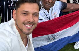 El delantero paraguayo, Ángel Romero homenajeado por el Corinthians, club del que se despide y en el que se erigió como el jugador extranjero con más participaciones y goles marcados.