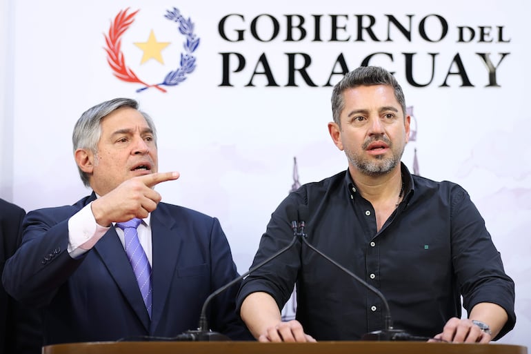  El vicepresidente de Paraguay, Pedro Alliana (d), habla junto al ministro de Educación y Ciencia, Luis Ramírez, durante una rueda de prensa tras un acuerdo entre el Gobierno de Paraguay y docentes este miércoles, en Asunción (Paraguay). EFE/ Juan Pablo Pino
