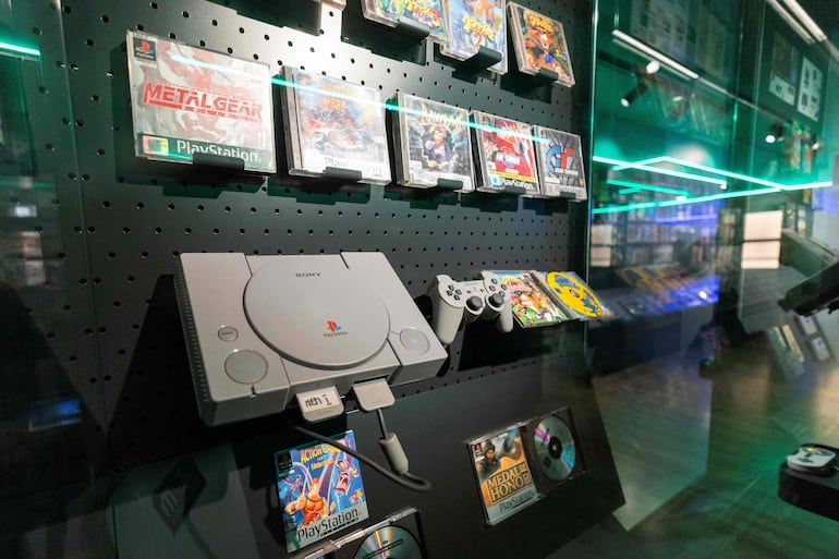 Esta fotografía muestra una consola Sony PlayStation exhibida en el recién inaugurado Museo de Historia de los Videojuegos, una nueva atracción cultural dedicada a la evolución de la industria de los videojuegos desde la década de 1960 hasta principios de los años 2000, en Zagreb, el 29 de mayo de 2025.