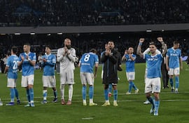 Matteo Politano (d) y sus compañeros del Napoli celebran el triunfo, con su gol, ante el Milan, que le permite seguir en la lucha por el campeonato en la Serie A Italiana.