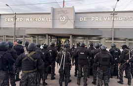 Grupo de agentes de seguridad en formación frente al Centro Nacional de Prevención, todos con cascos y chalecos tácticos.