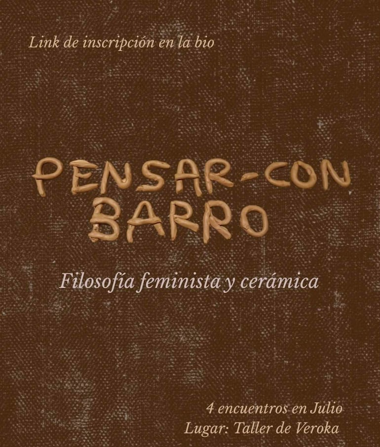 Texto de un anuncio sobre encuentros de cerámica y filosofía feminista, con fondo texturizado marrón.