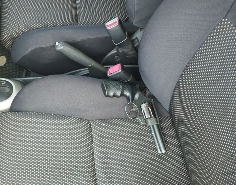 Arma encontrada en poder del detenido, que habría sido utilizada en un asalto.