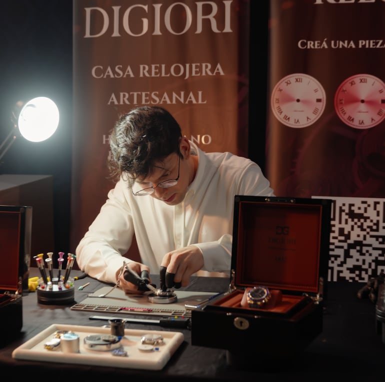 Colección del paraguayo que arma relojes.