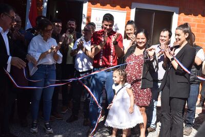 La alegría reflejada en el rostro de Ruth Díaz y su pequeña hija con la inauguración de la casa propia. El presidente Santiago Peña, participó del evento en Ñemby.
