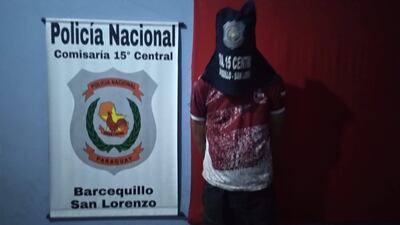 Este hombre fue aprehendido cuando intentaba hurtar el compresor de un aire acondicionado de la caseta vecinal en Barcequillo, San Lorenzo.