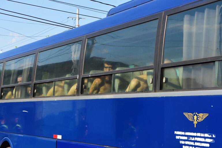 Reos de la cárcel de Tacumbú son trasladados a otros penales en buses. Viajan en ropa interior.