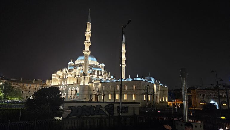 Mezquita Azul en su versión nocturna.