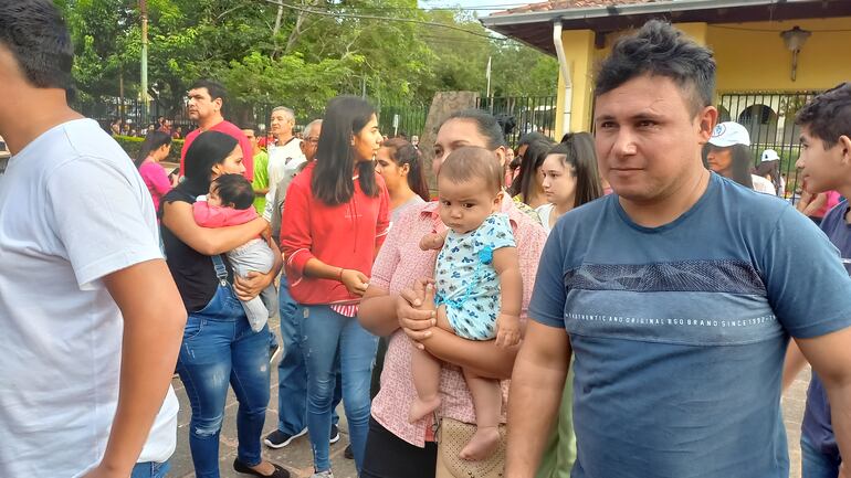 Muchas mujeres llegaron con sus hijos menores hasta los locales de votación.