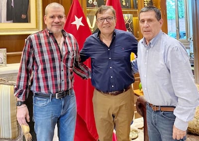 Fotografía de la visita hecha por Nicanor Duarte Frutos (c) a Horacio Cartes (d) y a su médico y senador Antonio Barrios el pasado jueves.