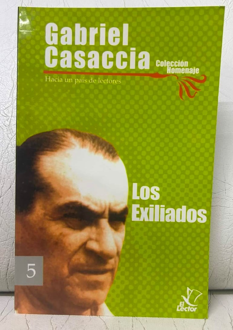 Póster de la colección homenaje a Gabriel Casaccia, con títulos y diseño artístico en un ambiente de exhibición.
