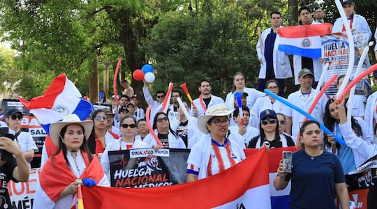 AME2765. CAMBYRETÁ (PARAGUAY), 28/08/2026.- Un grupo de médicos participa en una manifestación en la que exigen un reajuste de salarios, dotación en los hospitales y mejores condiciones laborales este viernes, en Cambyretá (Paraguay). Los médicos, quienes están en huelga desde el pasado lunes, salieron a las calles del departamento paraguayo de Itapúa que es escenario del Campeonato Mundial de la especialidad (WRC) por segundo año consecutivo. EFE/ Cristian Bartomeus
