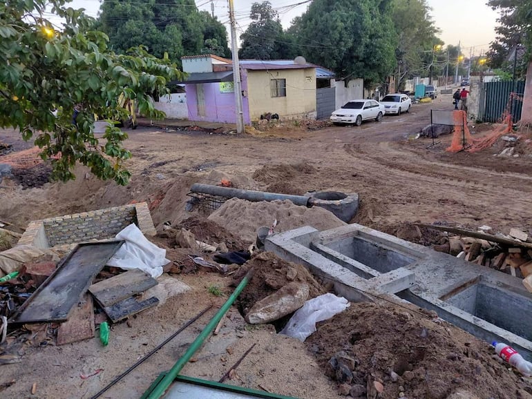 Vecinos siguen aislados por obras paradas en el barrio San Pablo Vecinos siguen aislados por obras paradas en el barrio San Pablo