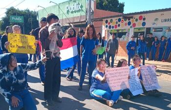 Alumnos del colegio Villa de las Madres se manifestaron frente a su institución por la falta de profesores en siete materias.