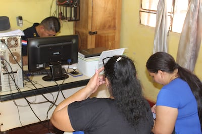 La víctima de robo formula su denuncia ante la comisaría local.