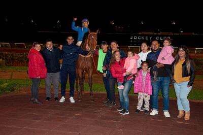 “Chucky” Portillo festeja sobre el lomo de El Sabio, uno de los inquilinos del stud Don Honorio.