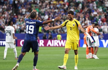 Dailon Livramento (#19) y Vozinha (#1) de Cabo Verde festejan al cierre del encuentro que se celebró en Houston (Texas) ante Arabia Saudita.