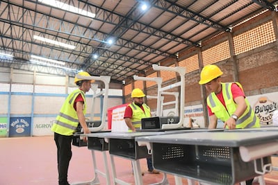 Ensamblan pupitres chinos adquiridos por Itaipú para distribuirlos en 22 distritos.