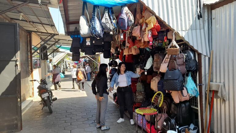 El circuito comercial de Alberdi se encuentra vacío. La falta de turistas de compras  es por  la devaluación del peso argentino.