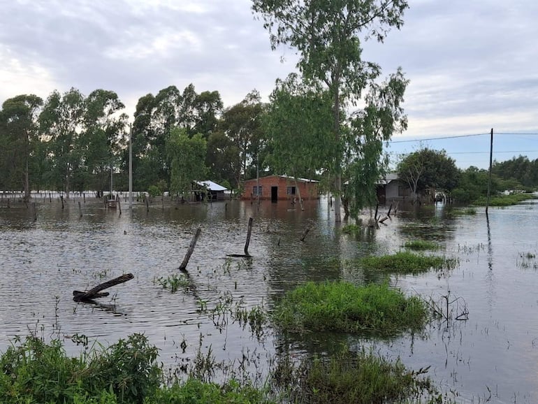 Crecida del río Paraná afecta a viviendas del barrio San Antonio de Ayolas.